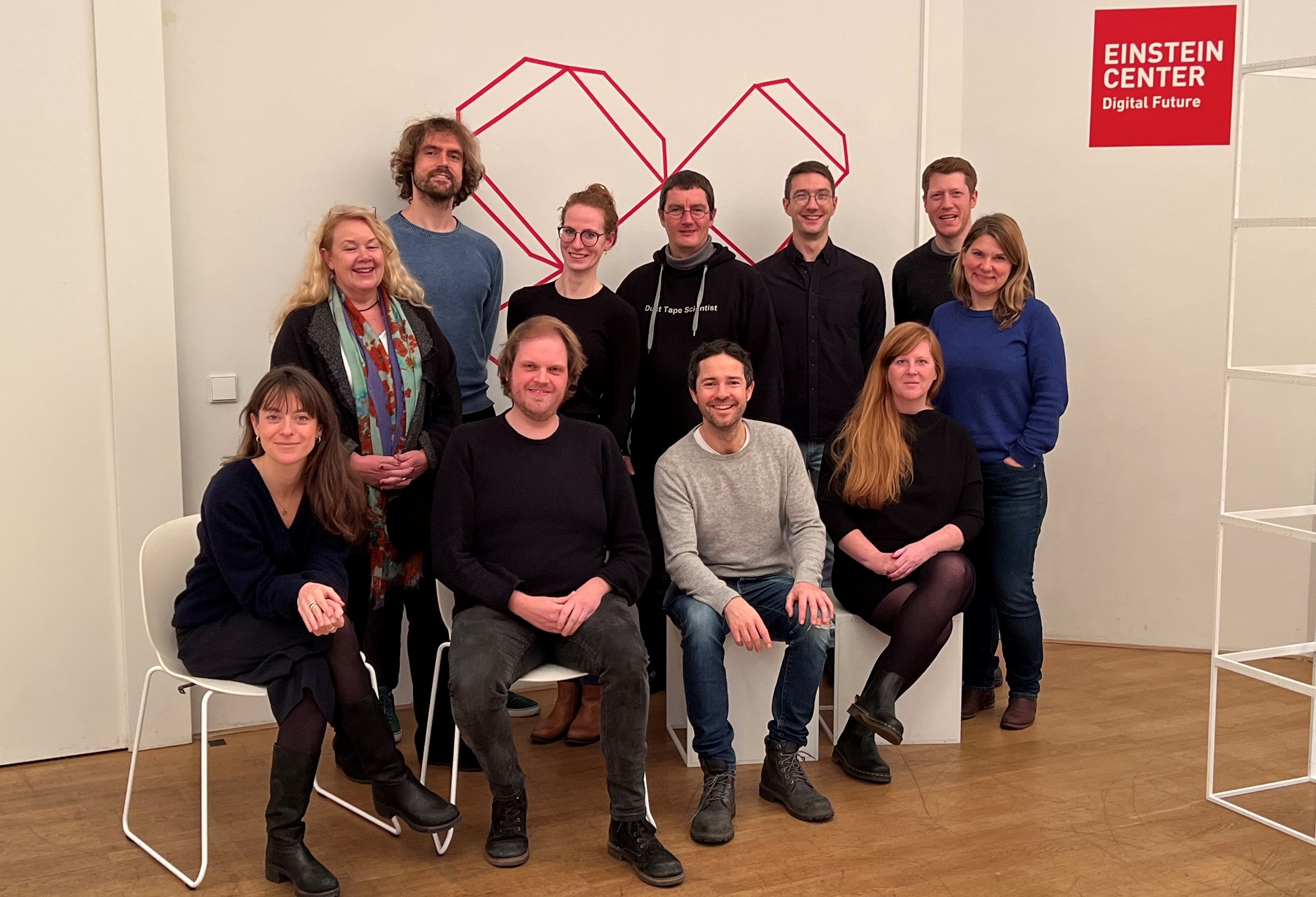 ProKIP-Teamfoto, zu sehen sind in der hinteren Reihe stehend Prof. Karin Wolf-Ostermann, Matthias Schulte-Althoff, Lea Bergmann, Jörg Pohle, Sebastian Jäger, Matthias Biessmann und Miriam Wolf und in der vorderen Reihe sitzend Rahel Gubser, Dominik Domhoff, Max von Grafenstein und Kathrin Seibert.